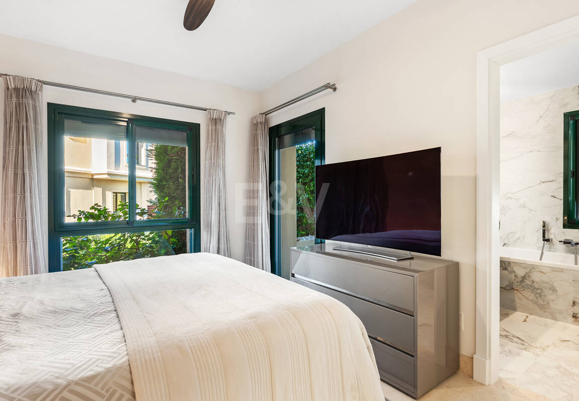 Golfside erhöhtes Erdgeschoss-Apartment mit Bergblick und Resort-ähnlichen Annehmlichkeiten