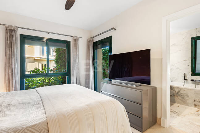 Golfside erhöhtes Erdgeschoss-Apartment mit Bergblick und Resort-ähnlichen Annehmlichkeiten