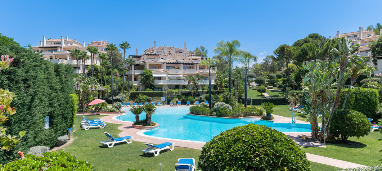 Golfside Elevated Groundfloor Apartment with Mountain Views and Resort-Style Amenities