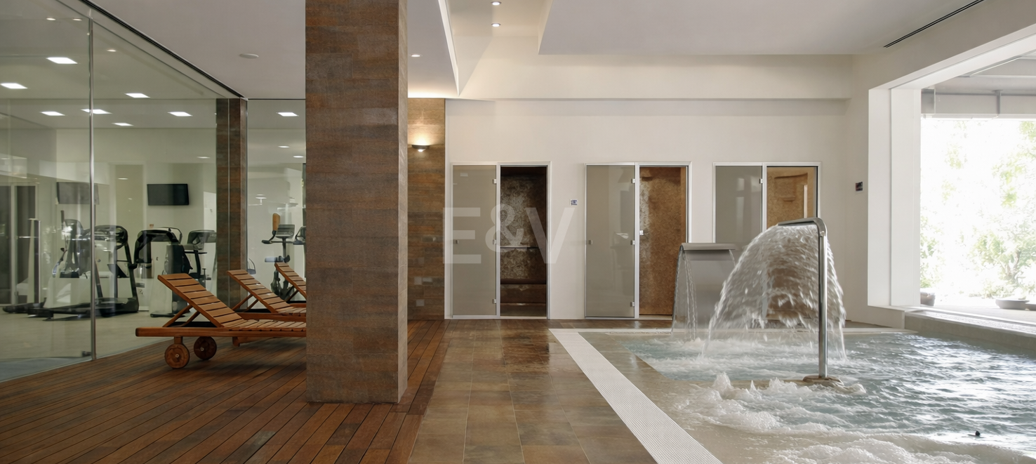 Golfside Elevated Groundfloor Apartment with Mountain Views and Resort-Style Amenities