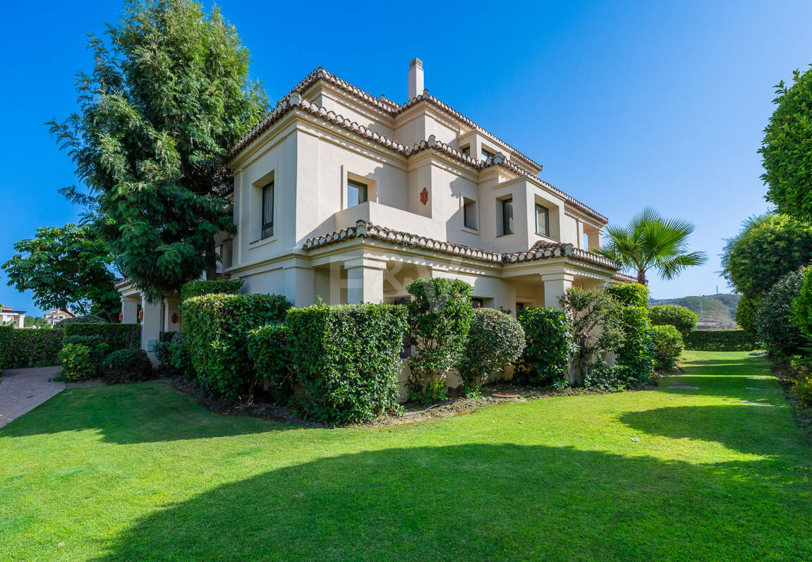 Golfside erhöhtes Erdgeschoss-Apartment mit Bergblick und Resort-ähnlichen Annehmlichkeiten