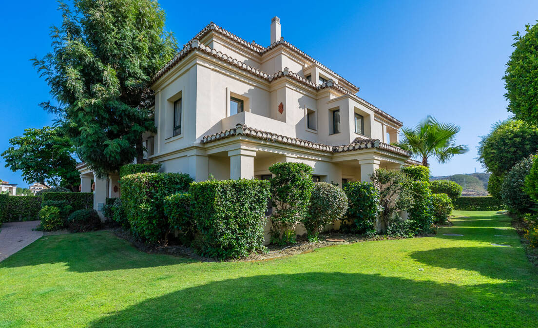 Golfside Elevated Groundfloor Apartment with Mountain Views and Resort-Style Amenities