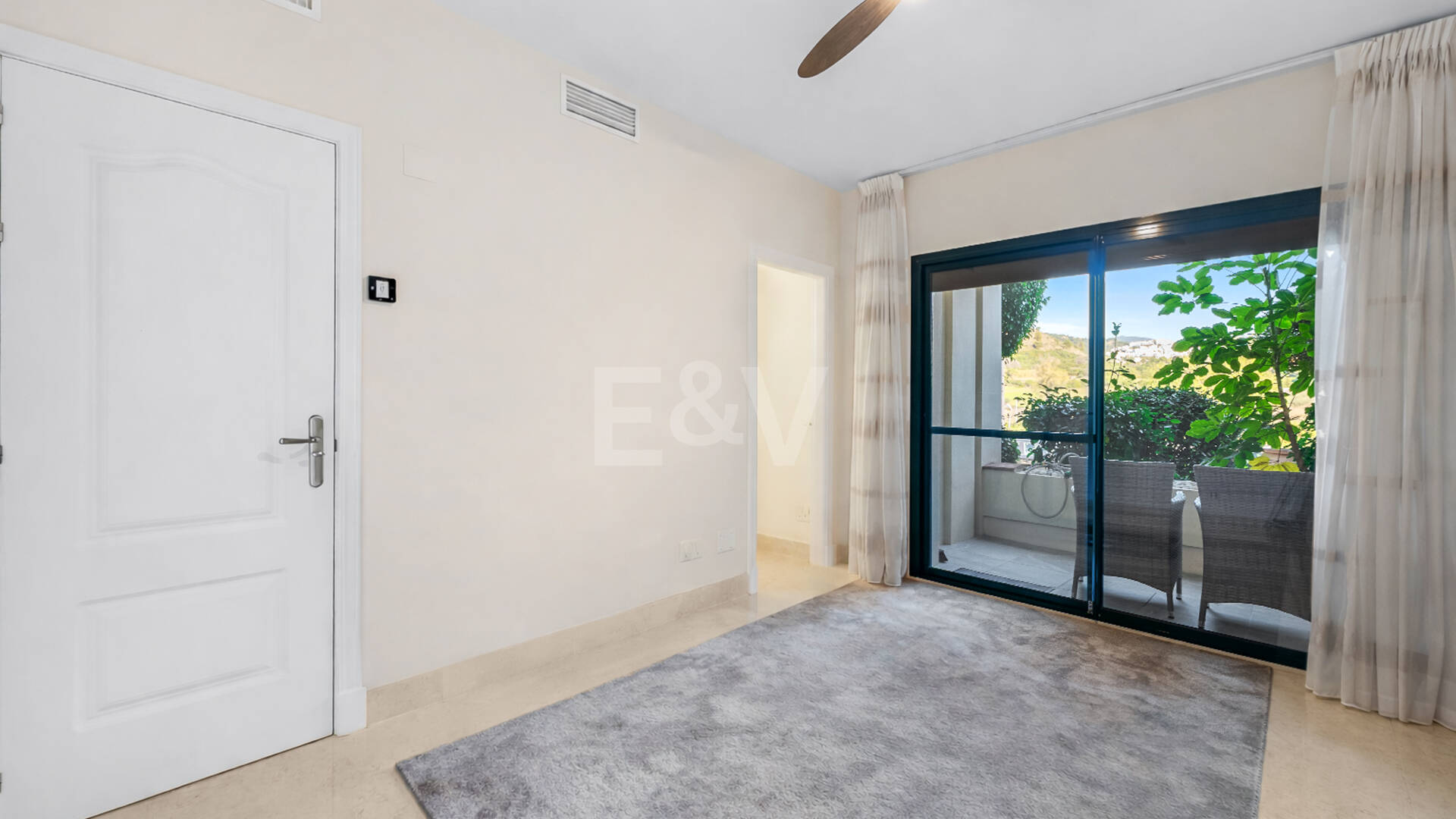 Golfside erhöhtes Erdgeschoss-Apartment mit Bergblick und Resort-ähnlichen Annehmlichkeiten