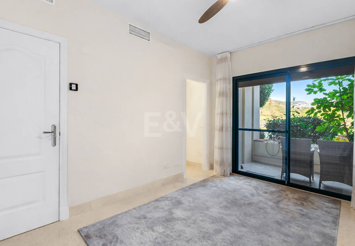 Golfside erhöhtes Erdgeschoss-Apartment mit Bergblick und Resort-ähnlichen Annehmlichkeiten