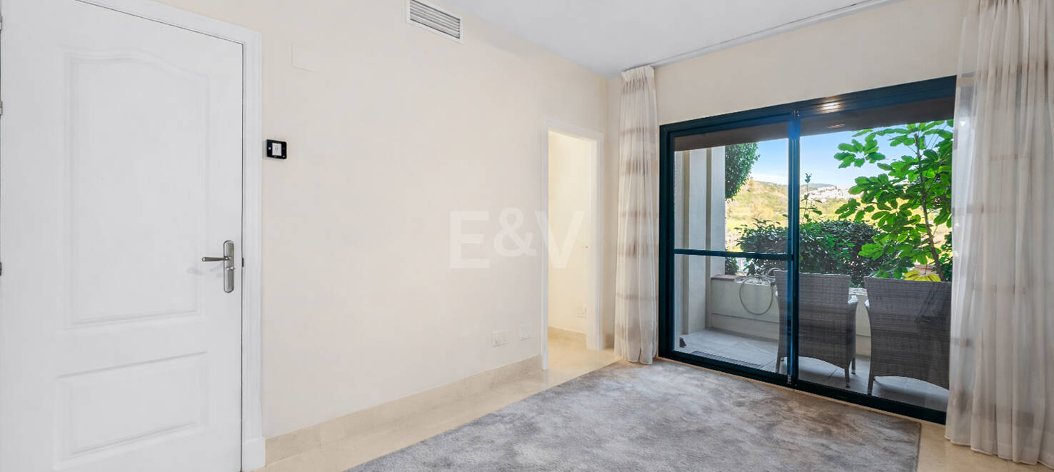 Golfside Elevated Groundfloor Apartment with Mountain Views and Resort-Style Amenities