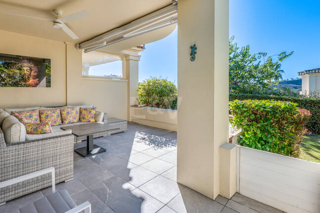 Golfside erhöhtes Erdgeschoss-Apartment mit Bergblick und Resort-ähnlichen Annehmlichkeiten