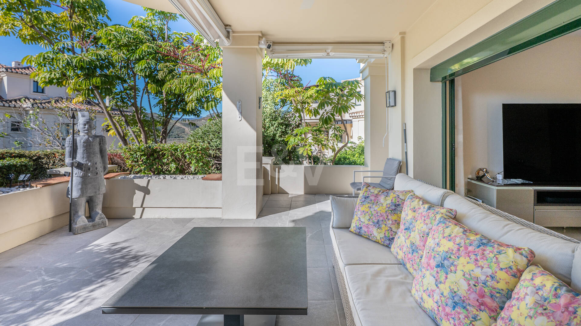 Golfside erhöhtes Erdgeschoss-Apartment mit Bergblick und Resort-ähnlichen Annehmlichkeiten
