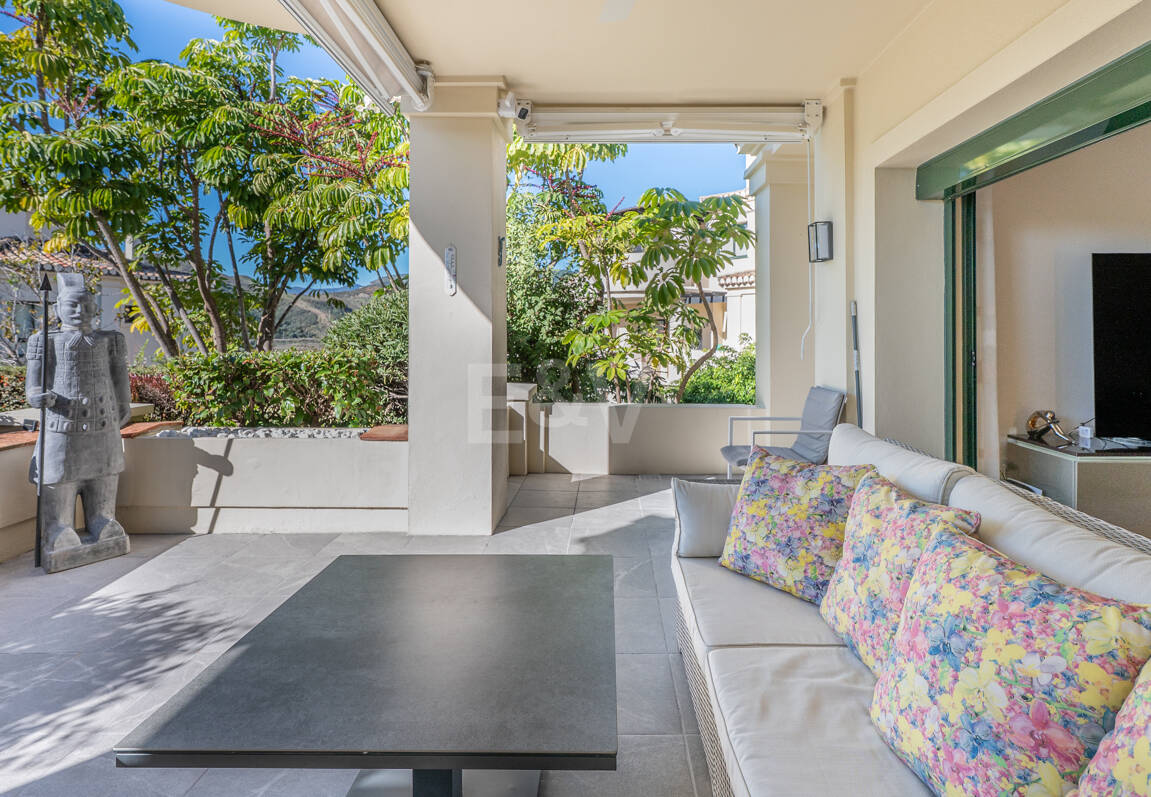 Golfside erhöhtes Erdgeschoss-Apartment mit Bergblick und Resort-ähnlichen Annehmlichkeiten