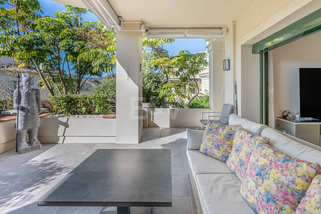 Golfside erhöhtes Erdgeschoss-Apartment mit Bergblick und Resort-ähnlichen Annehmlichkeiten