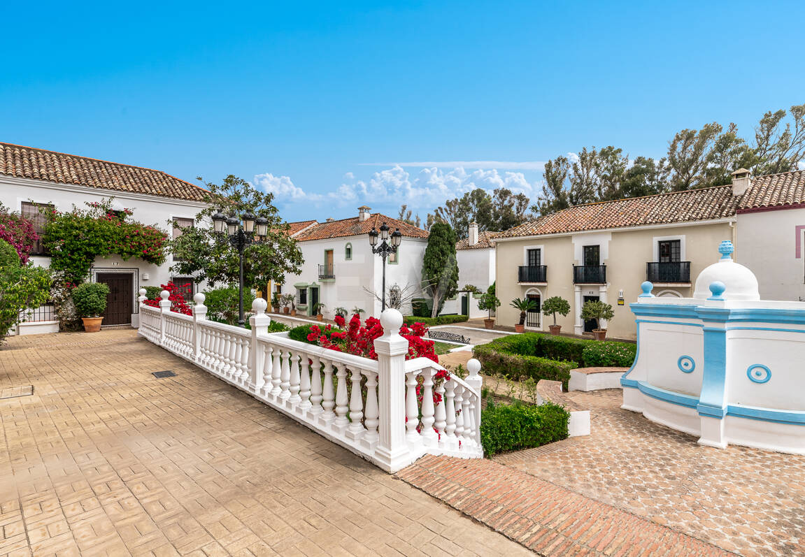 Casa adosada andaluza refinada a pasos de la playa en un entorno exclusivo