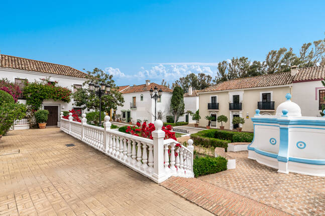 Casa adosada andaluza refinada a pasos de la playa en un entorno exclusivo