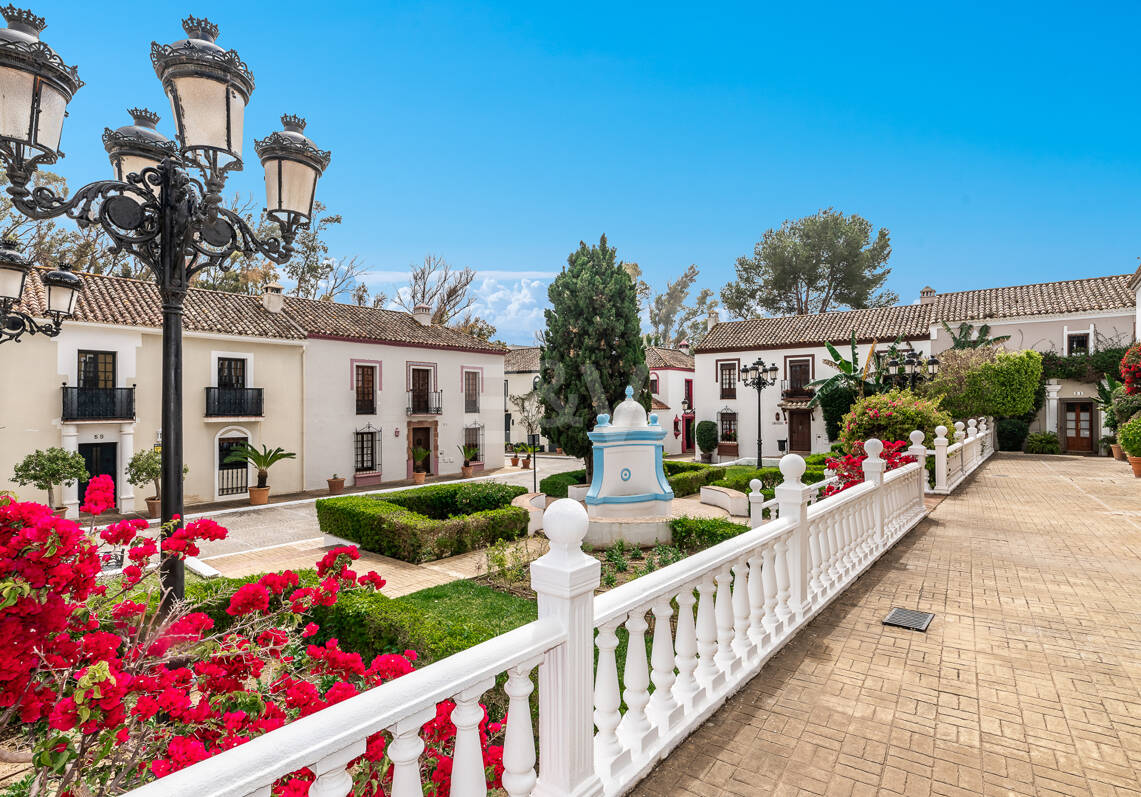 Elegantes andalusisches Stadthaus, wenige Schritte vom Strand, in exklusiver Lage