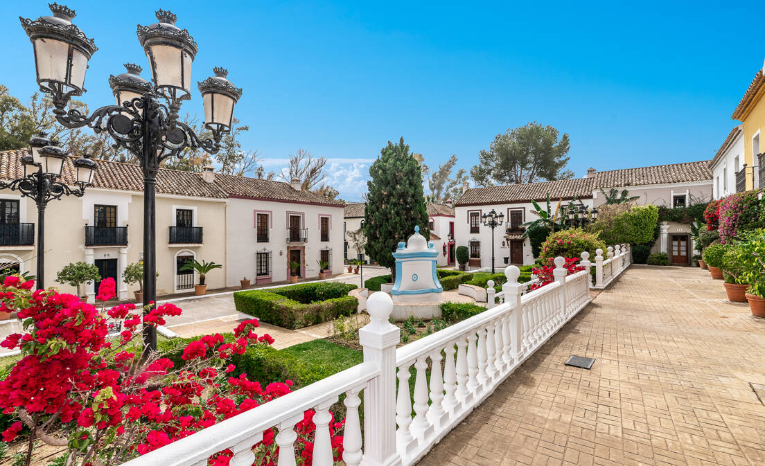 Casa adosada andaluza refinada a pasos de la playa en un entorno exclusivo