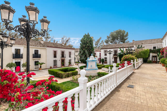 Casa adosada andaluza refinada a pasos de la playa en un entorno exclusivo