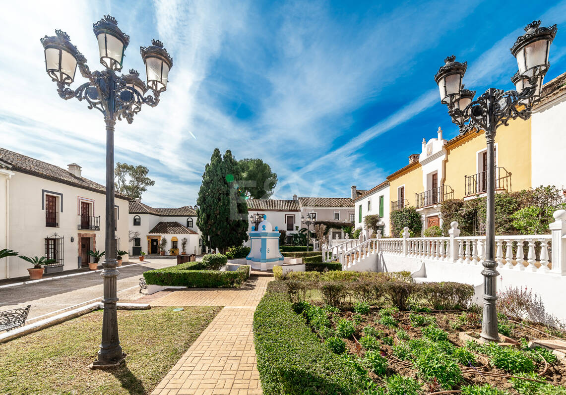 Elegantes andalusisches Stadthaus, wenige Schritte vom Strand, in exklusiver Lage