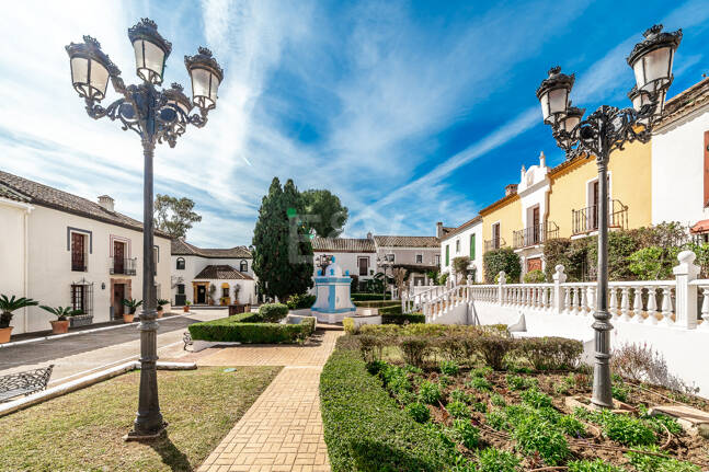 Casa adosada andaluza refinada a pasos de la playa en un entorno exclusivo