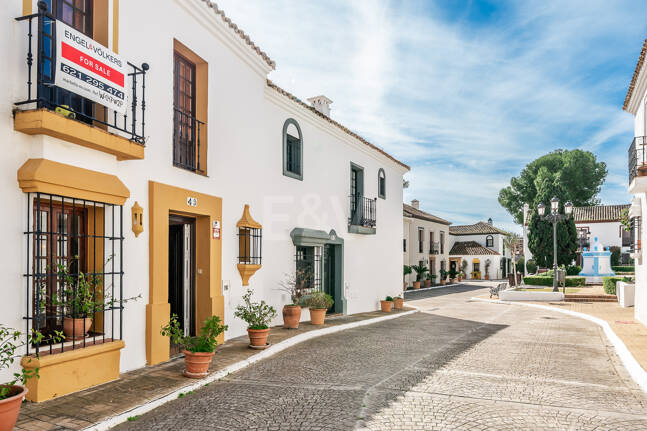 Casa adosada andaluza refinada a pasos de la playa en un entorno exclusivo