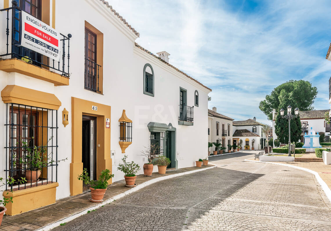 Elegantes andalusisches Stadthaus, wenige Schritte vom Strand, in exklusiver Lage