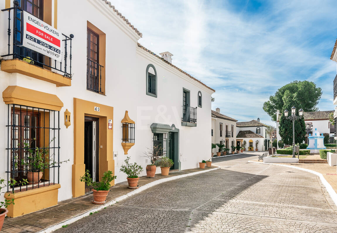 Casa adosada andaluza refinada a pasos de la playa en un entorno exclusivo