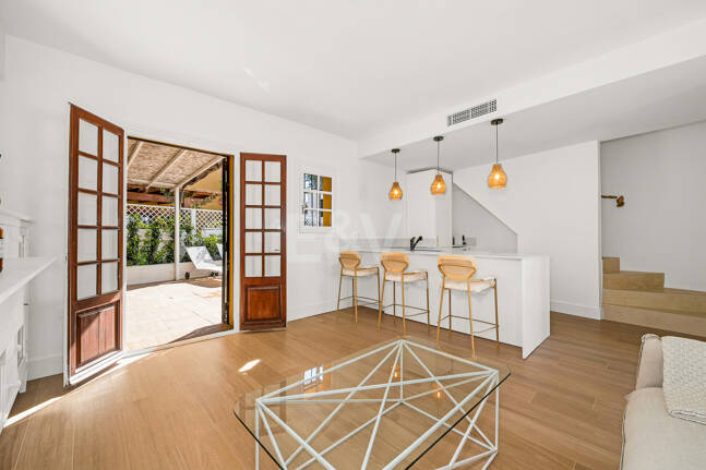 Casa adosada andaluza refinada a pasos de la playa en un entorno exclusivo