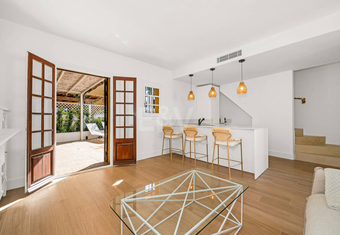 Casa adosada andaluza refinada a pasos de la playa en un entorno exclusivo