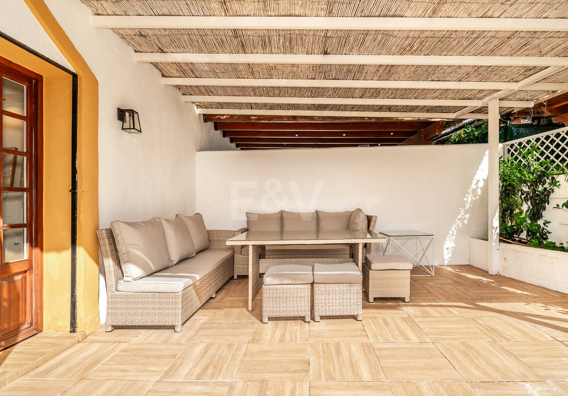Elegantes andalusisches Stadthaus, wenige Schritte vom Strand, in exklusiver Lage