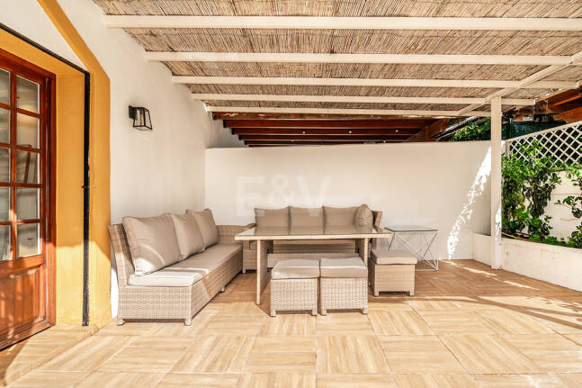 Casa adosada andaluza refinada a pasos de la playa en un entorno exclusivo