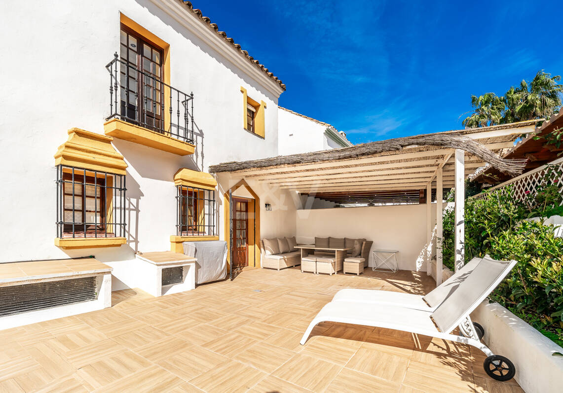 Elegantes andalusisches Stadthaus, wenige Schritte vom Strand, in exklusiver Lage