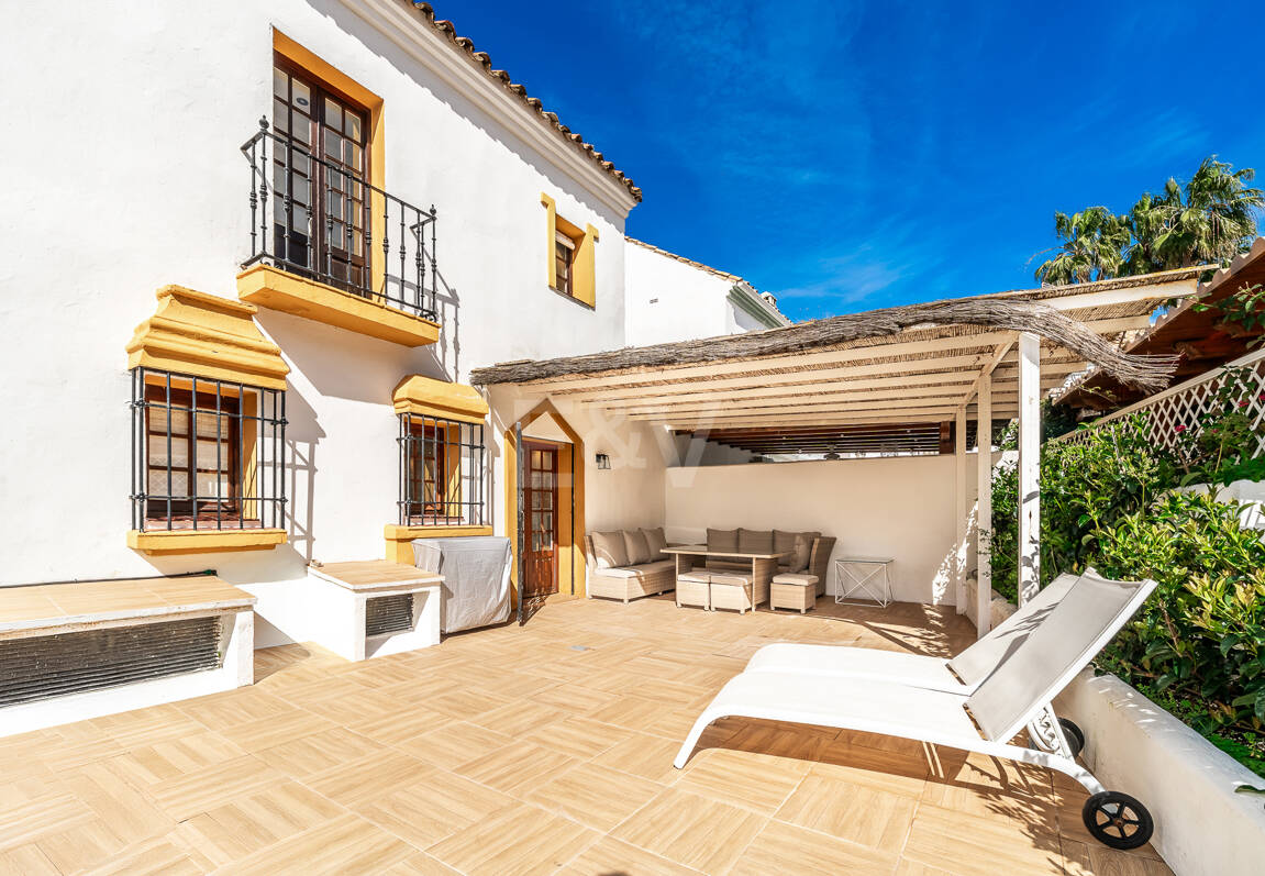 Casa adosada andaluza refinada a pasos de la playa en un entorno exclusivo
