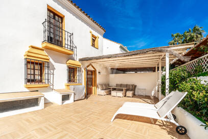 Casa adosada andaluza refinada a pasos de la playa en un entorno exclusivo