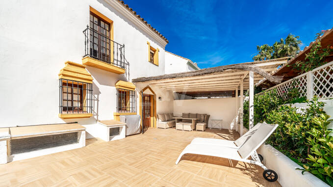 Casa adosada andaluza refinada a pasos de la playa en un entorno exclusivo