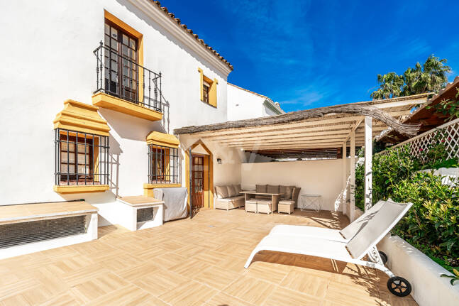 Casa adosada andaluza refinada a pasos de la playa en un entorno exclusivo