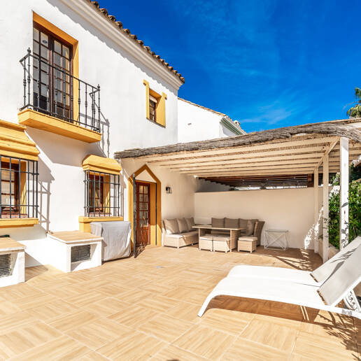 Casa adosada andaluza refinada a pasos de la playa en un entorno exclusivo