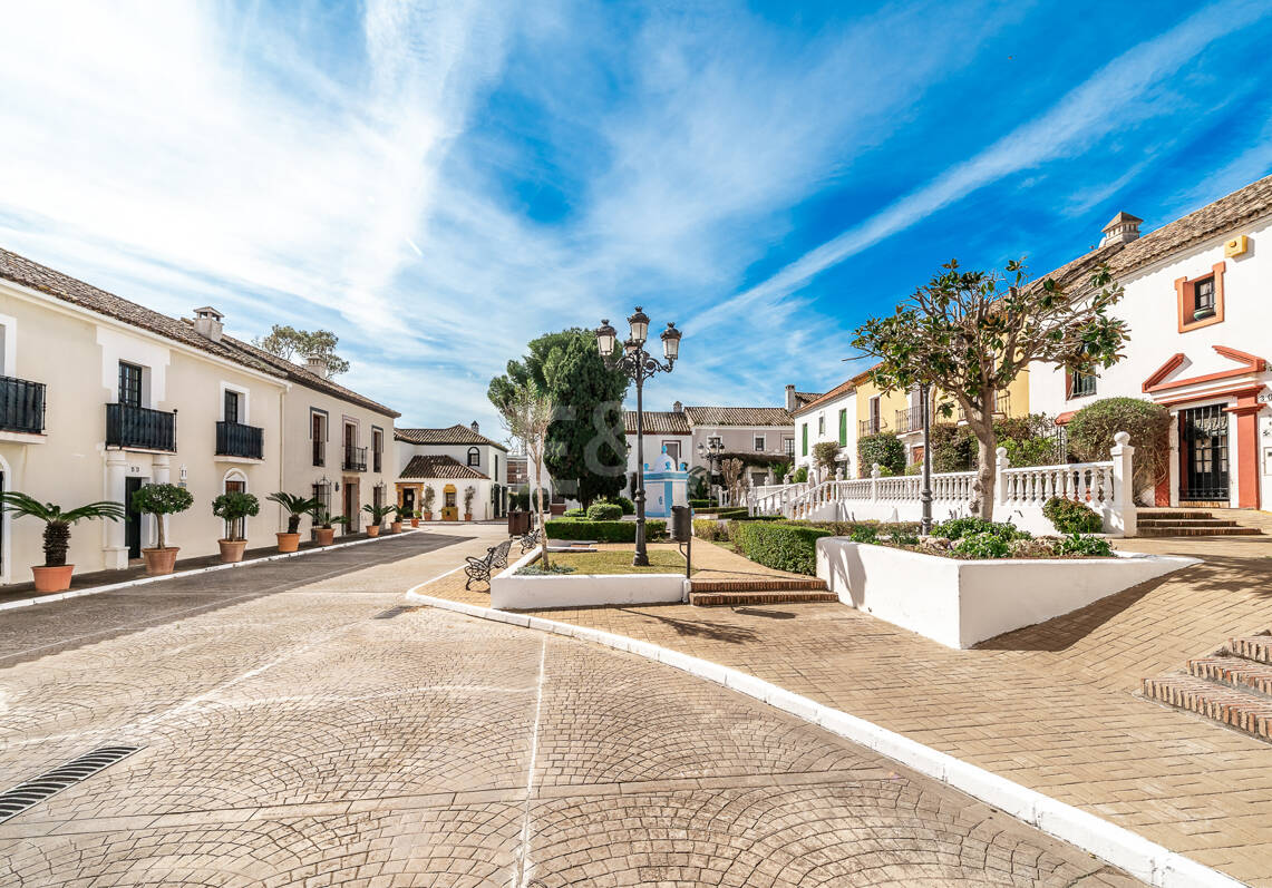 Elegantes andalusisches Stadthaus, wenige Schritte vom Strand, in exklusiver Lage