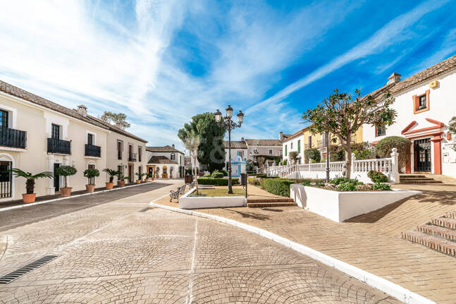 Casa adosada andaluza refinada a pasos de la playa en un entorno exclusivo
