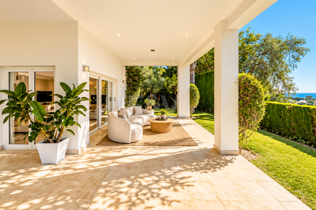 Villa contemporánea con vistas panorámicas al mar y a la montaña en El Rosario, Marbella Este