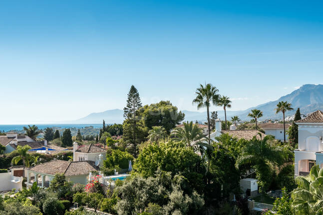 Villa contemporánea con vistas panorámicas al mar y a la montaña en El Rosario, Marbella Este