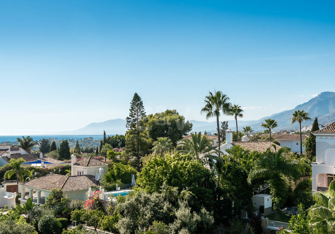Villa contemporánea con vistas panorámicas al mar y a la montaña en El Rosario, Marbella Este