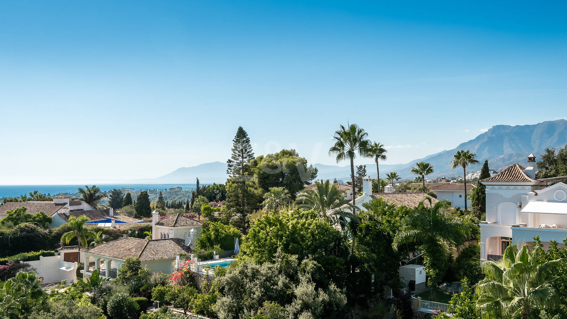 Villa contemporánea con vistas panorámicas al mar y a la montaña en El Rosario, Marbella Este