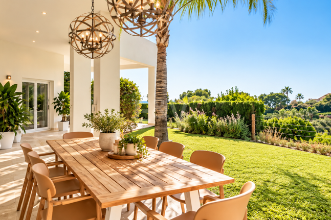 Villa contemporánea con vistas panorámicas al mar y a la montaña en El Rosario, Marbella Este