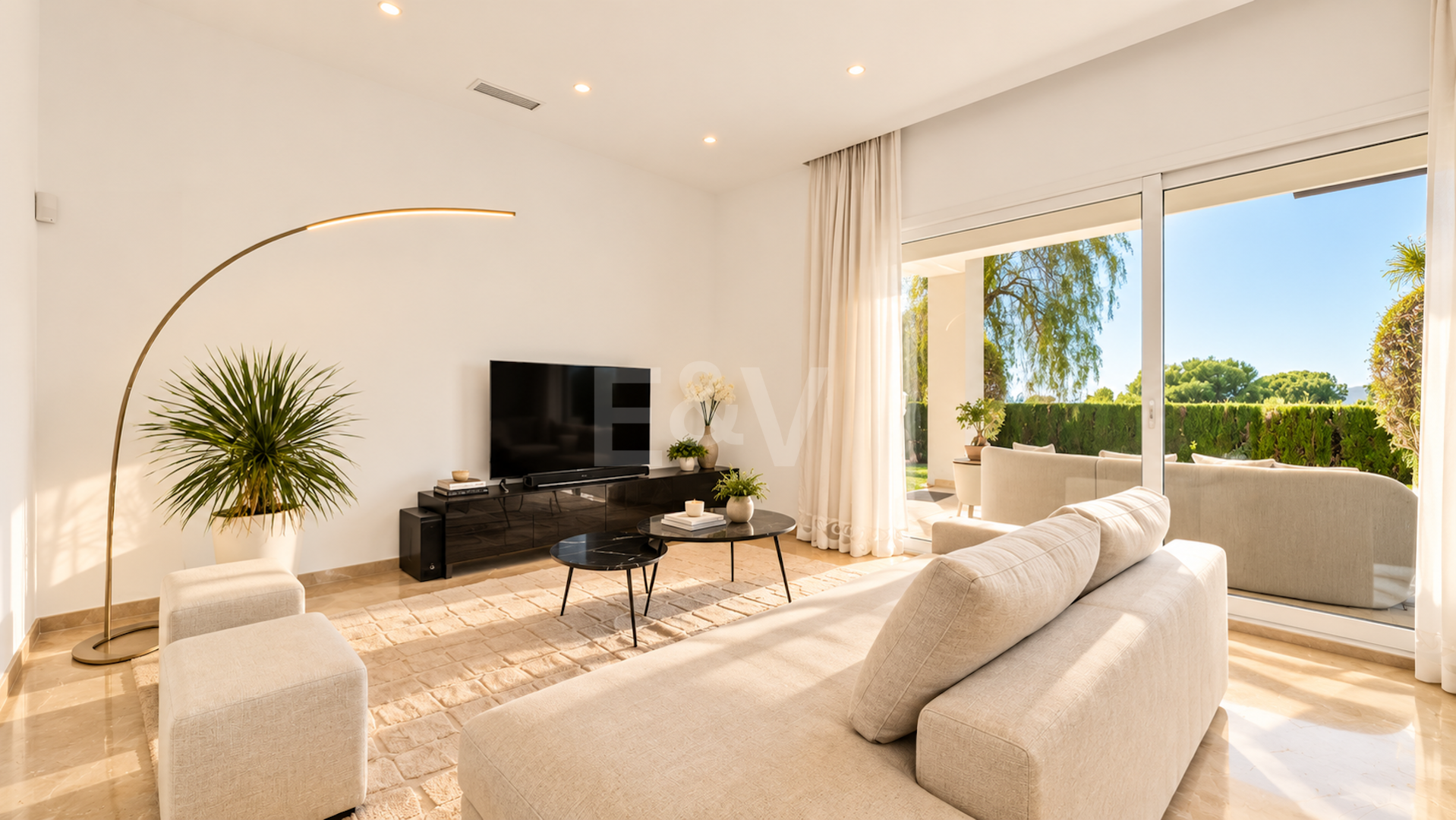 Villa contemporánea con vistas panorámicas al mar y a la montaña en El Rosario, Marbella Este