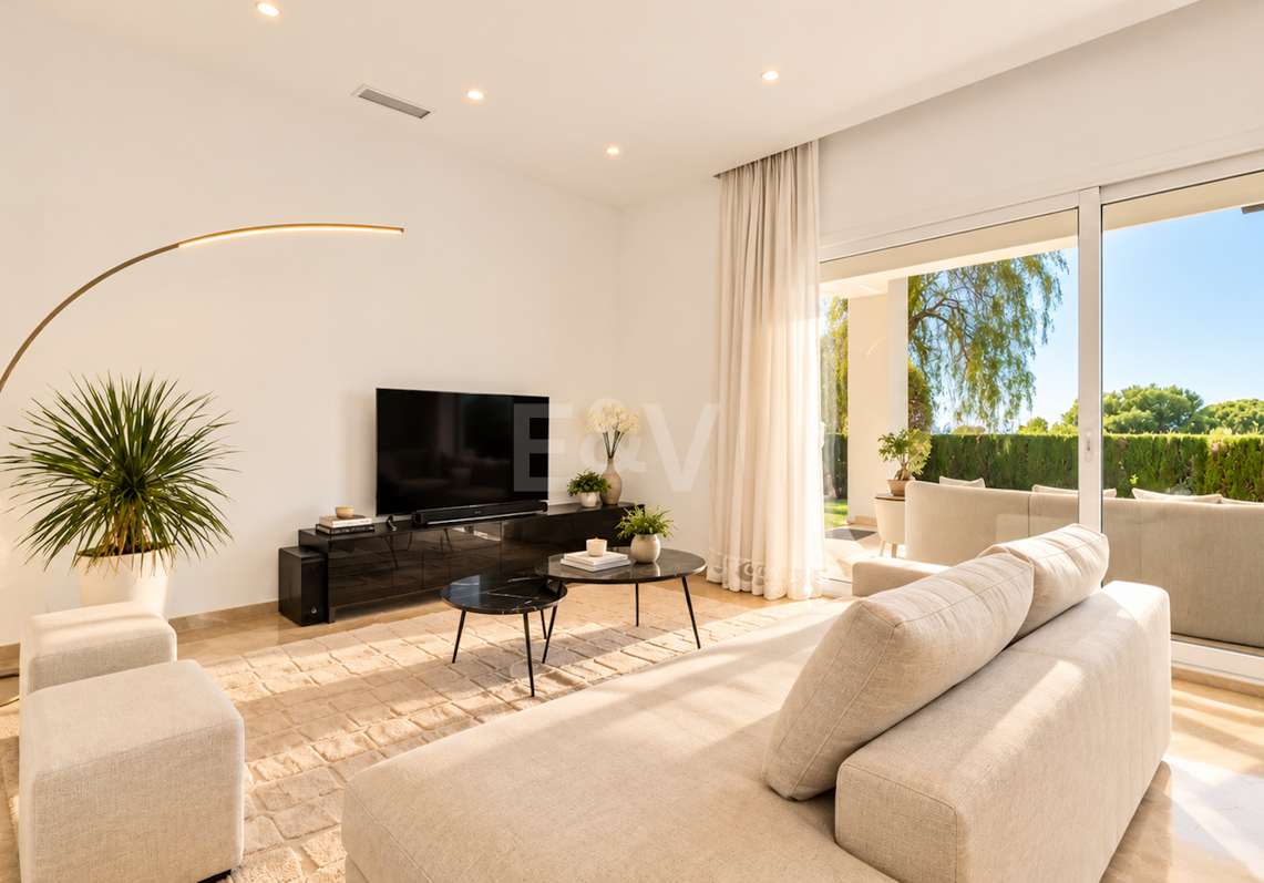 Villa contemporánea con vistas panorámicas al mar y a la montaña en El Rosario, Marbella Este