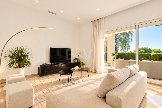 Villa contemporánea con vistas panorámicas al mar y a la montaña en El Rosario, Marbella Este
