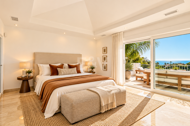 Villa contemporánea con vistas panorámicas al mar y a la montaña en El Rosario, Marbella Este