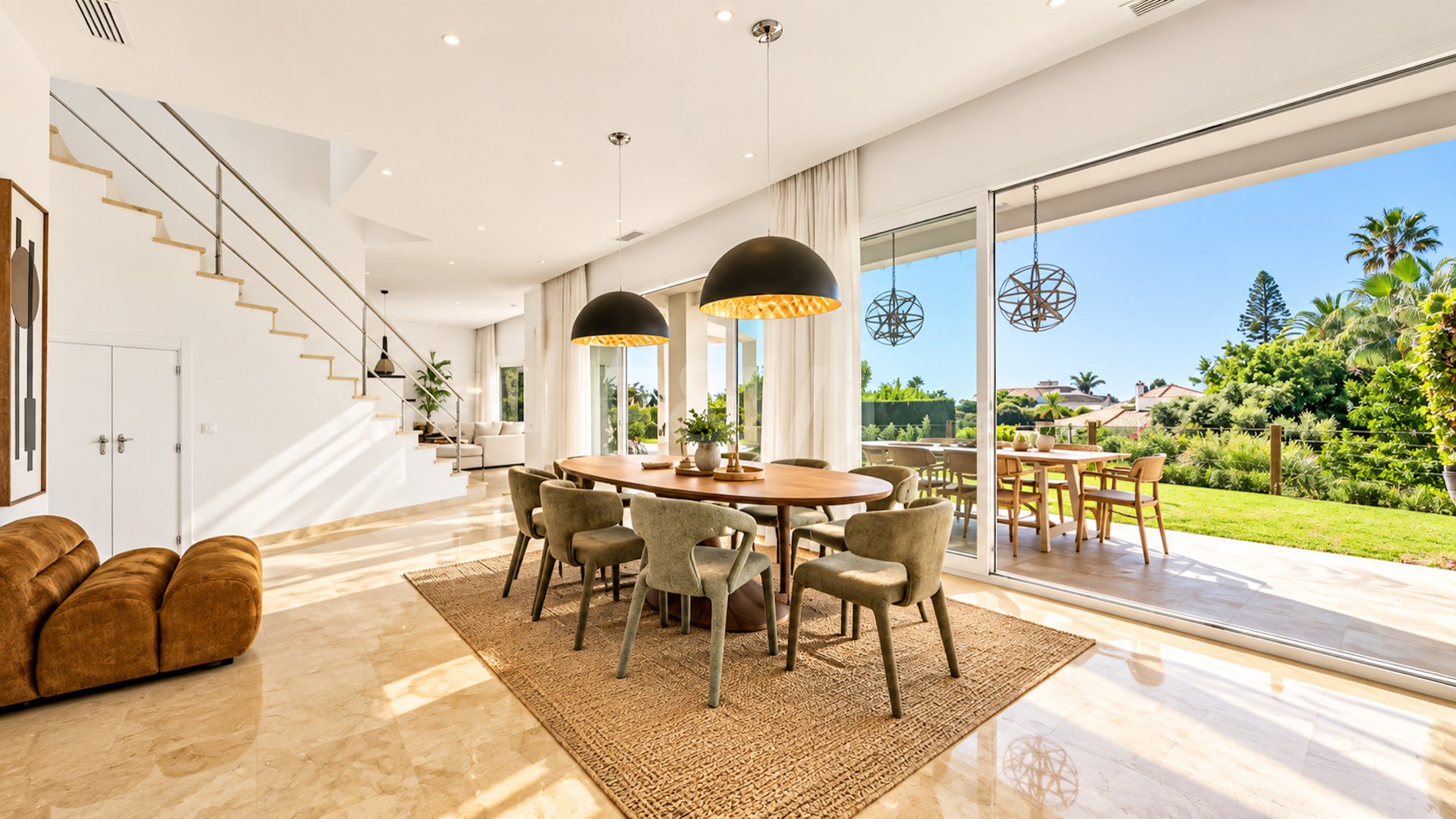 Villa contemporánea con vistas panorámicas al mar y a la montaña en El Rosario, Marbella Este