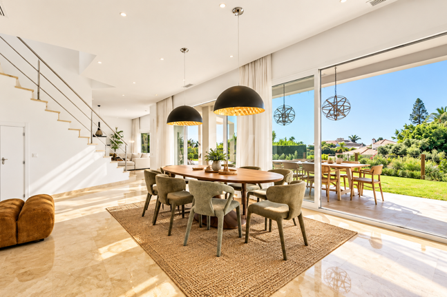 Villa contemporánea con vistas panorámicas al mar y a la montaña en El Rosario, Marbella Este