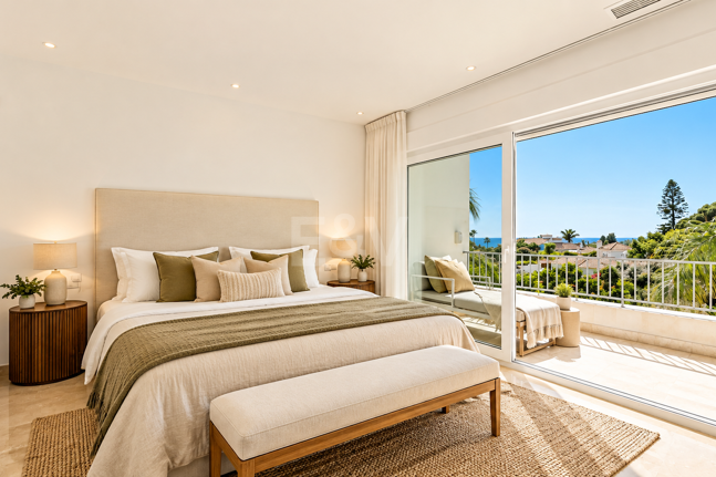 Villa contemporánea con vistas panorámicas al mar y a la montaña en El Rosario, Marbella Este