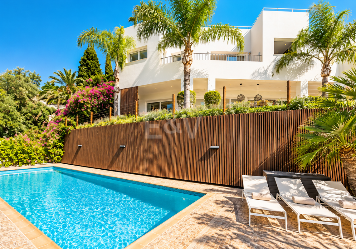 Villa contemporánea con vistas panorámicas al mar y a la montaña en El Rosario, Marbella Este