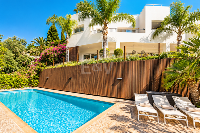 Villa contemporánea con vistas panorámicas al mar y a la montaña en El Rosario, Marbella Este