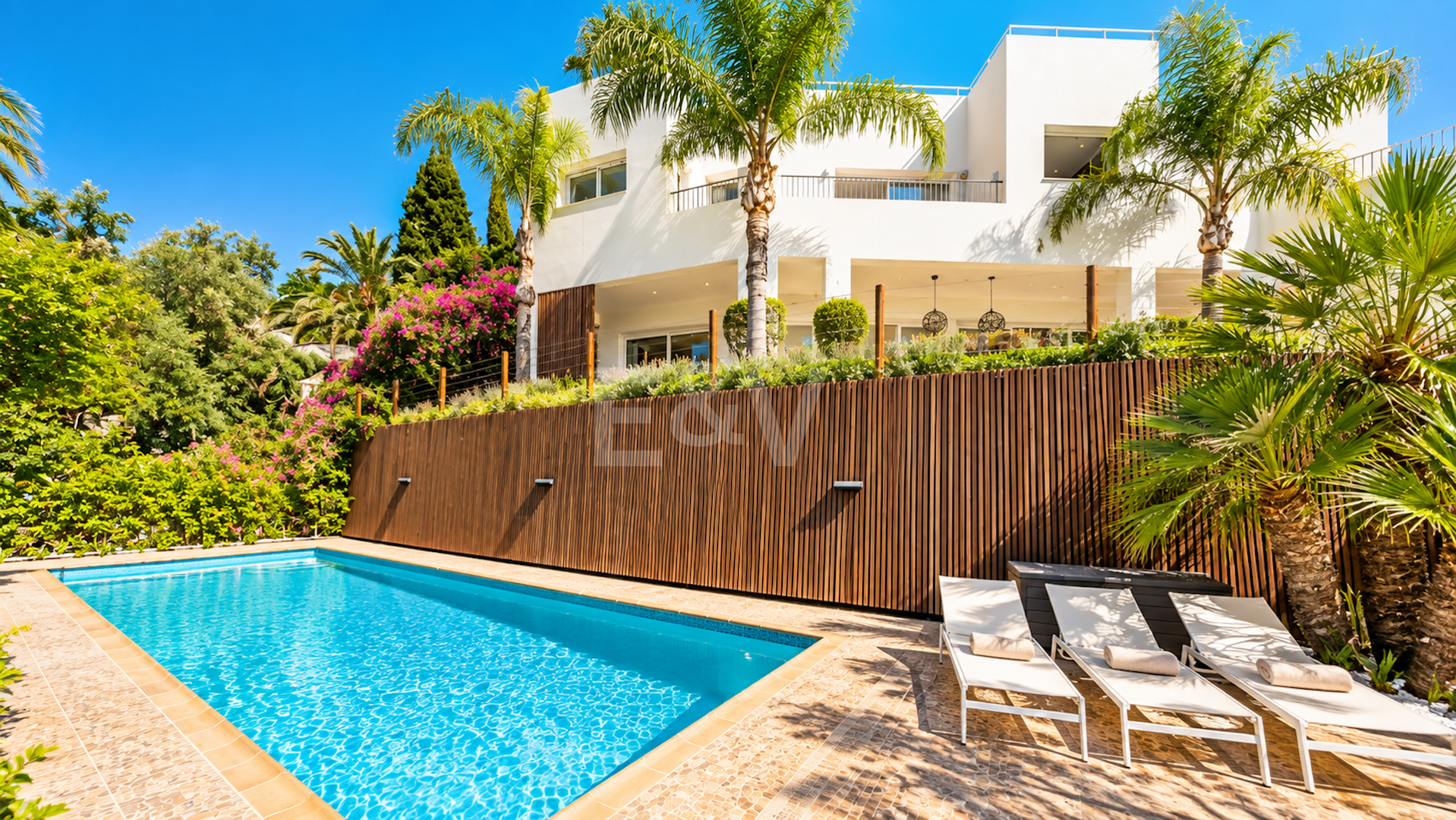 Villa contemporánea con vistas panorámicas al mar y a la montaña en El Rosario, Marbella Este